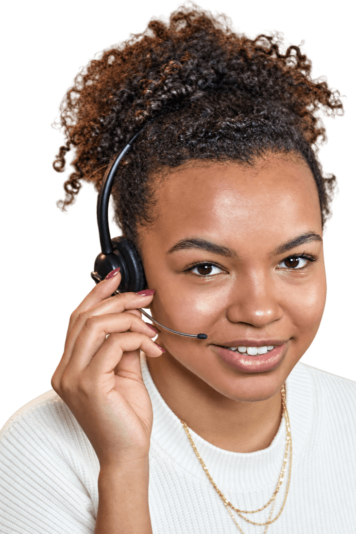 Une conseillère de l’équipe Coussema, casque sur l’oreille, sourit.
