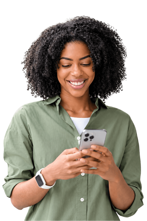 Portrait illustratif d’une femme souriante consultant son téléphone.
