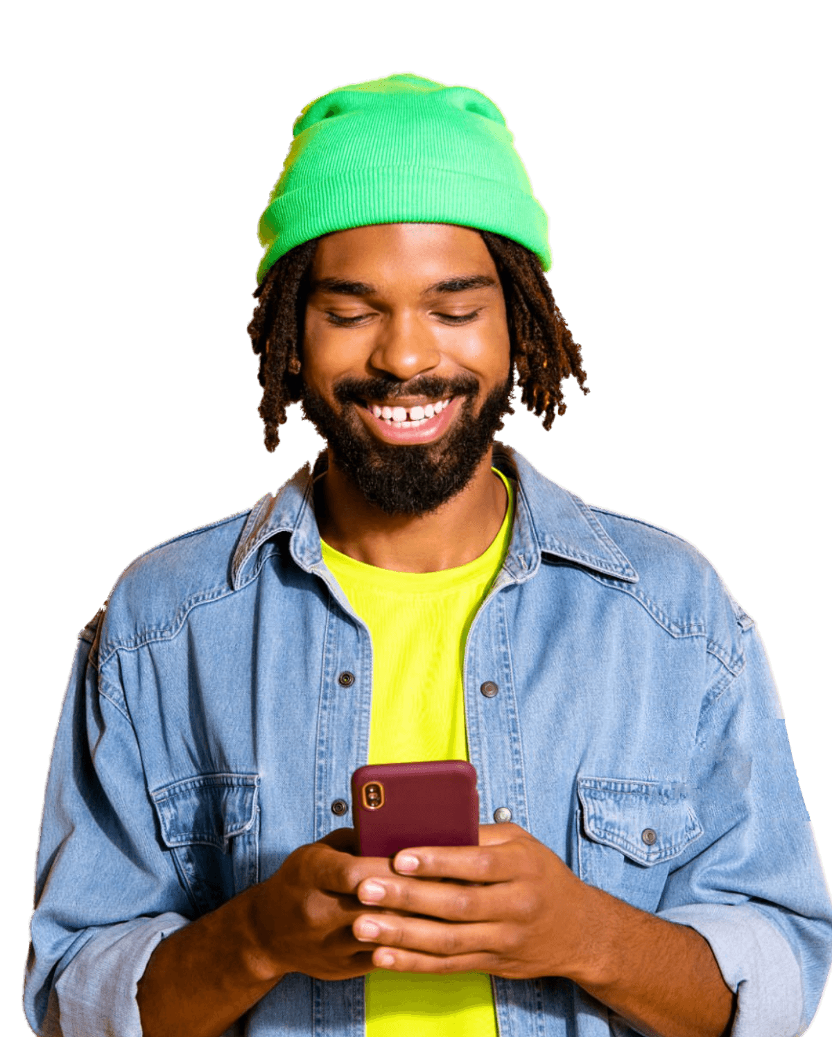 Un développeur sourit en regardant son téléphone.